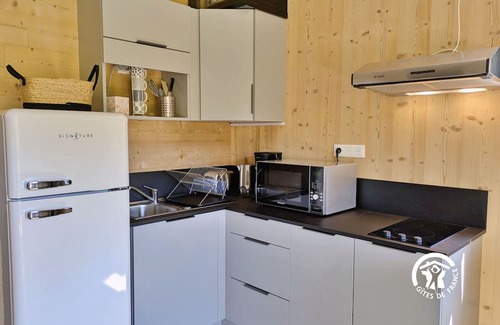 Saint-Berthevin Hütte | Peaceful Chalet at Camping de Coupeau for 4 Guests