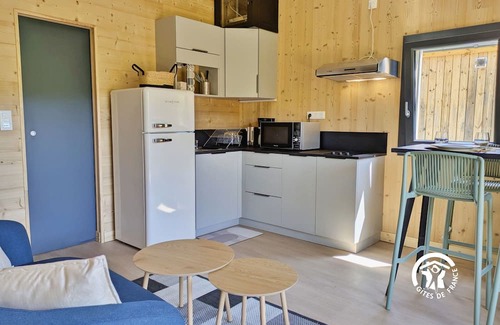 Saint-Berthevin Hütte | Peaceful Chalet at Camping de Coupeau for 4 Guests