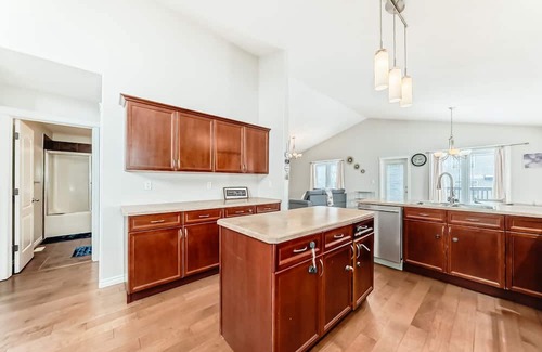 Northwest Edmonton Haus | Gorgeous home in Newcastle; close to many amenities
