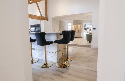 Winterley Hütte | THE HOUSE AT SCHOOL FARM, pet friendly, with hot tub in Haslington