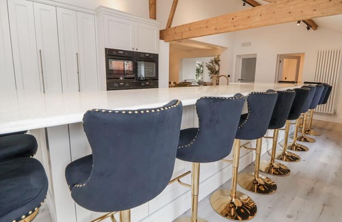 Winterley Hütte | THE HOUSE AT SCHOOL FARM, pet friendly, with hot tub in Haslington