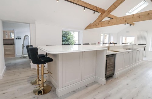 Winterley Hütte | THE HOUSE AT SCHOOL FARM, pet friendly, with hot tub in Haslington