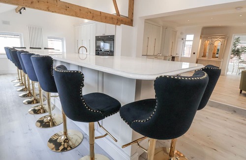 Winterley Hütte | THE HOUSE AT SCHOOL FARM, pet friendly, with hot tub in Haslington