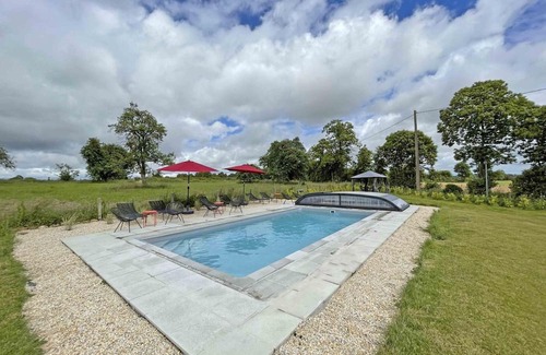 Mantilly Hütte | Spacious house with spa and garden in Normandy’s bocage
