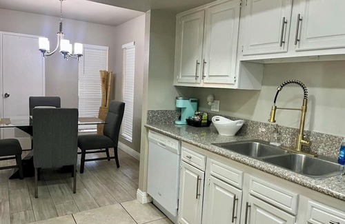 Paradise Eigentumswohnung | Prime Location 1-Bed 1Bath condo close to Airport, UNLV and STRIP