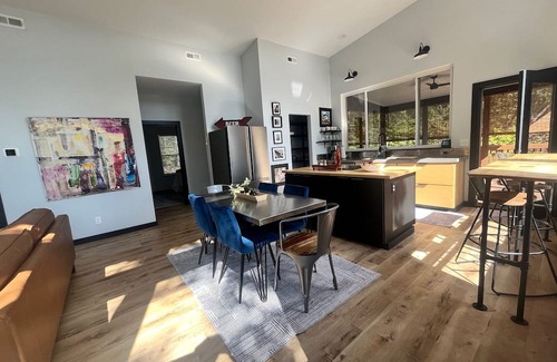 Dunlap Haus | NEW! Book now for discounted rates! 10 1/2 private acres, views, hot tub, & more