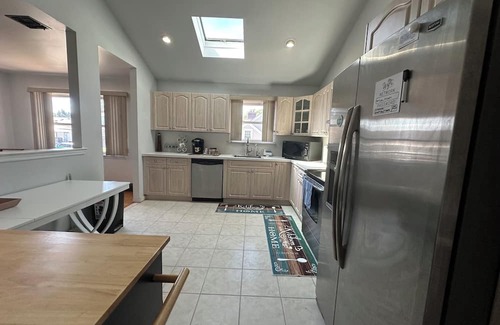 Alden Manor Haus | 2BR PRIV ENTRY 2nd floor of house in quiet neighborhood, close to everything!!