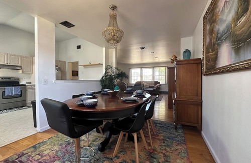 Alden Manor Haus | 2BR PRIV ENTRY 2nd floor of house in quiet neighborhood, close to everything!!