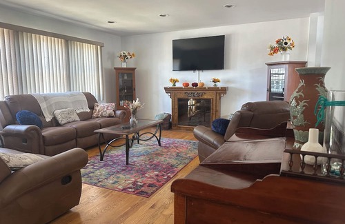 Alden Manor Haus | 2BR PRIV ENTRY 2nd floor of house in quiet neighborhood, close to everything!!