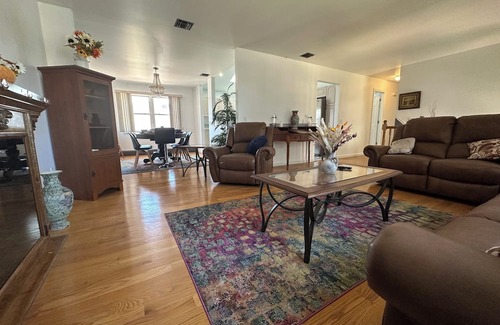 Alden Manor Haus | 2BR PRIV ENTRY 2nd floor of house in quiet neighborhood, close to everything!!