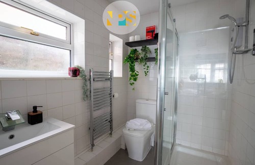 Marston Green Villa | The Laurels - HS2 Contractors, NEC, BHX Airport Stays, Sleeps 12, Free Parking