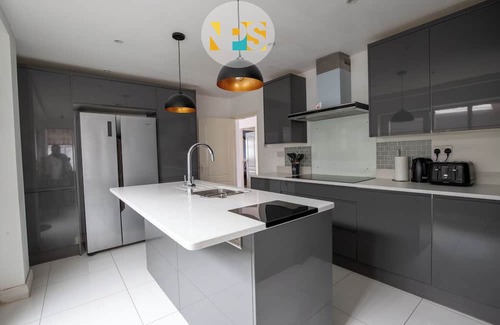 Marston Green Villa | The Laurels - HS2 Contractors, NEC, BHX Airport Stays, Sleeps 12, Free Parking