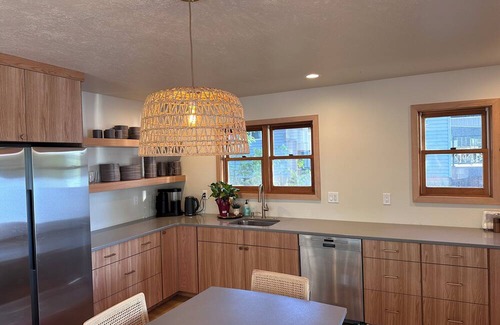 Newport Kabine | Serene Sacheen - Fully Updated Lake House with Private Dock