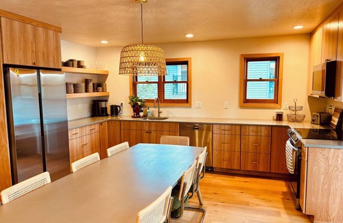 Newport Kabine | Serene Sacheen - Fully Updated Lake House with Private Dock