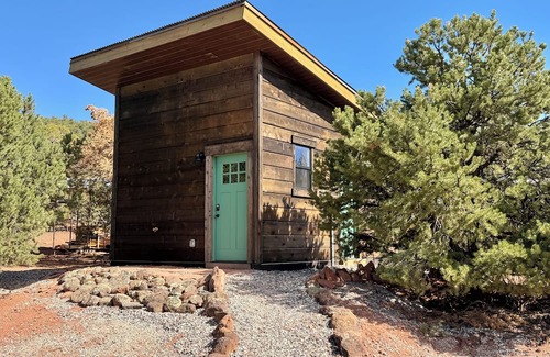 Torrey Kabine | Pioneer Cabin at Lion Mountain Retreat on 10 Acres Surrounded by Public Land