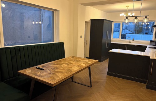 Neath Haus | Luxury Neath Center Stay | Discounts on Long Stays