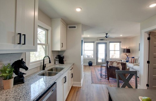 Groveoak Kabine | Gorgeous Cabin Great for Groups or Families with Jacuzzi, Fire Pit and Views in Alabama