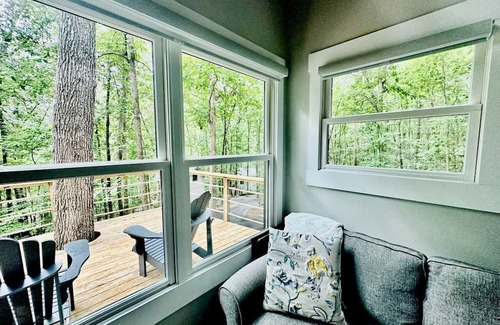 Groveoak Kabine | Pet-Friendly Tree House Great for a Relaxing Escape in Alabama