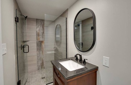 Groveoak Kabine | Pet-Friendly Tree House Great for a Relaxing Escape in Alabama