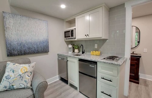 Groveoak Kabine | Off-grid Tree House Suitable for Four in Alabama