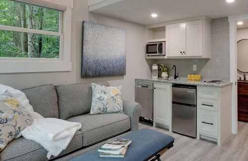 Groveoak Kabine | Off-grid Tree House Suitable for Four in Alabama