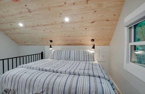 Groveoak Kabine | Off-grid Tree House Suitable for Four in Alabama