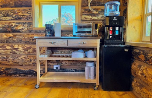 Torrey Kabine | Pioneer Cabin at Lion Mountain Retreat on 10 Acres Surrounded by Public Land