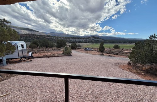 Torrey Kabine | Pioneer Cabin at Lion Mountain Retreat on 10 Acres Surrounded by Public Land