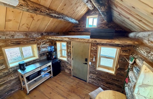 Torrey Kabine | Pioneer Cabin at Lion Mountain Retreat on 10 Acres Surrounded by Public Land