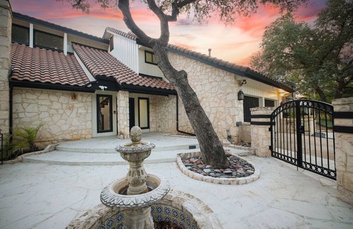 Woodlands of Camino Real Haus | NEW! Luxe SW Escape Pool Game Room Mini Golf