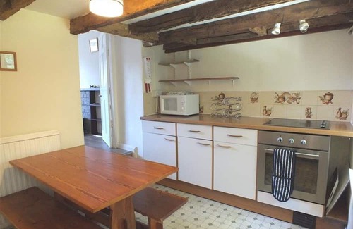 Dinas Cross Hütte | DINAS ISLAND COTTAGE, pet friendly, with open fire in Dinas Cross