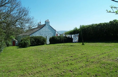 Dinas Cross Hütte | DINAS ISLAND COTTAGE, pet friendly, with open fire in Dinas Cross