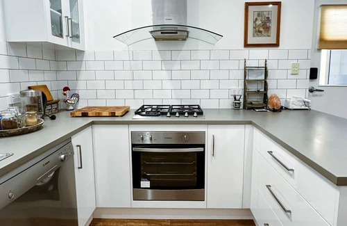 Moonta Hütte | Cottage Bliss on Moonta Main St - Your Perfect cozy Moonta getaway!