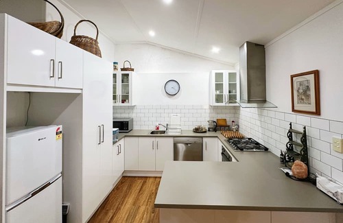 Moonta Hütte | Cottage Bliss on Moonta Main St - Your Perfect cozy Moonta getaway!