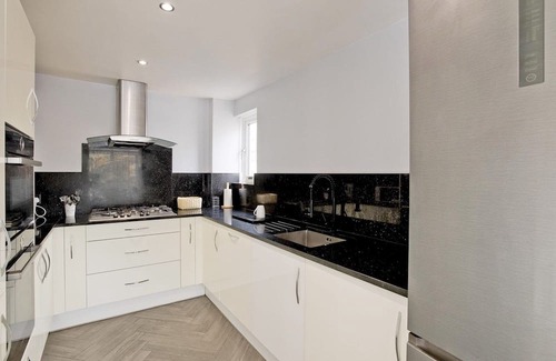 Island Gardens Haus | Pass the Keys | Modern Riverside Retreat with Parking