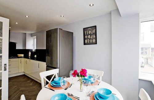 Island Gardens Haus | Pass the Keys | Modern Riverside Retreat with Parking