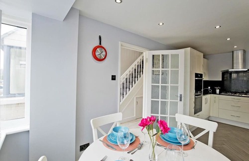 Island Gardens Haus | Pass the Keys | Modern Riverside Retreat with Parking