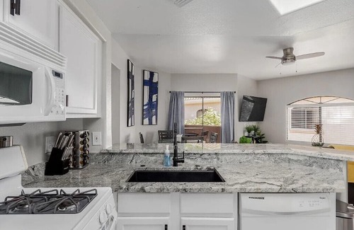 Villa De Paz Eigentumswohnung | Designer 2BD/2BA in Gated Resort w/ Pool & Gym