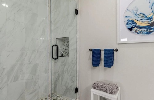 Villa De Paz Eigentumswohnung | Designer 2BD/2BA in Gated Resort w/ Pool & Gym