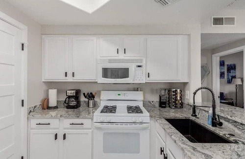 Villa De Paz Eigentumswohnung | Designer 2BD/2BA in Gated Resort w/ Pool & Gym