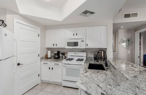 Villa De Paz Eigentumswohnung | Designer 2BD/2BA in Gated Resort w/ Pool & Gym