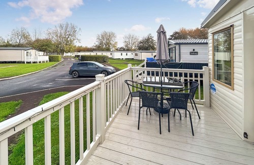 Burnham-on-Sea Wohnung | Spacious caravan sleeps six, with private decking and master ensuite.