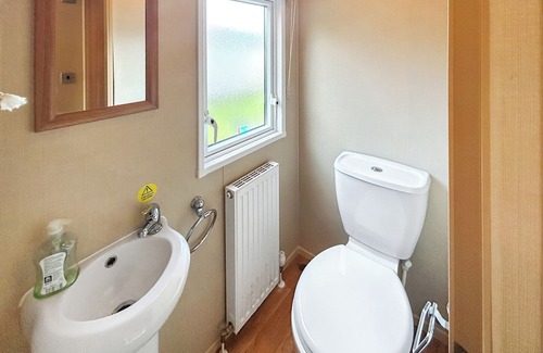 Burnham-on-Sea Wohnung | Spacious caravan sleeps six, with private decking and master ensuite.