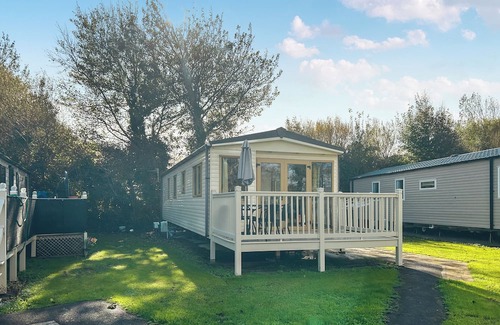Burnham-on-Sea Wohnung | Spacious caravan sleeps six, with private decking and master ensuite.