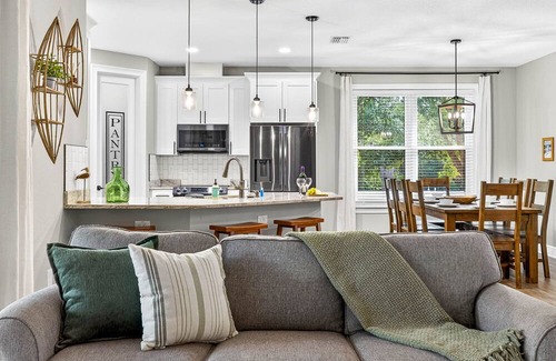 Odessa Haus | Drift & Dwell | Modern Lakehouse Retreat