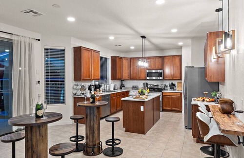 Tamaron Villa | Bora Bora! Pool, Spa, Pickleball, Theater, Firepit