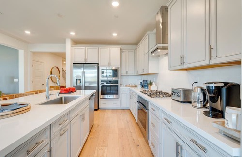 Woodland Haus | Elegant & Spacious Retreat w/ Yard in Woodland!