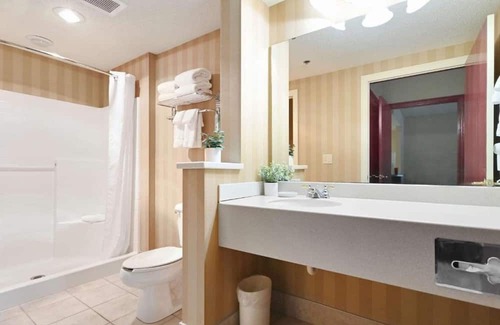 Pembine Hotel | Riverside Suite Escape! 3 Cozy Units w/ Pool, Spa & Dining Access | Free Parking