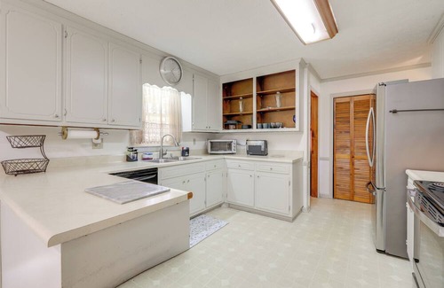 Griffin Haus | Playground & Grill: Pet-Friendly Griffin Getaway!