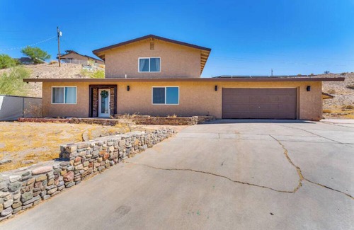 Bullhead City Haus | Spacious 4-bedroom house in fabulous Bullhead City with AC